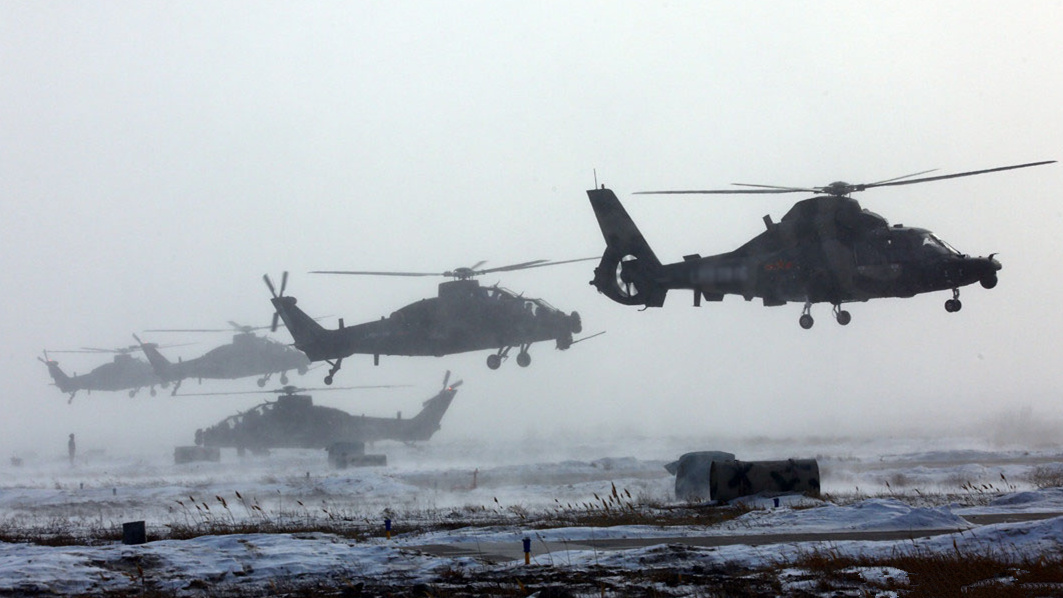 振翅雪原 直升机群开训卷起千堆雪