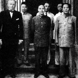 毛泽东、蒋介石、赫尔利在重庆合影
