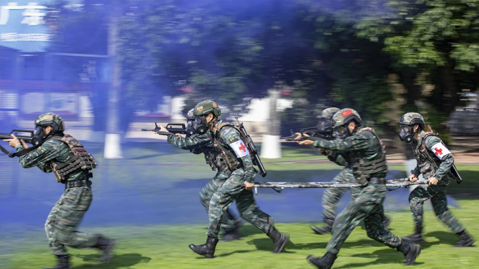 广西北海：武警特战队员开展实战化战伤救护演练